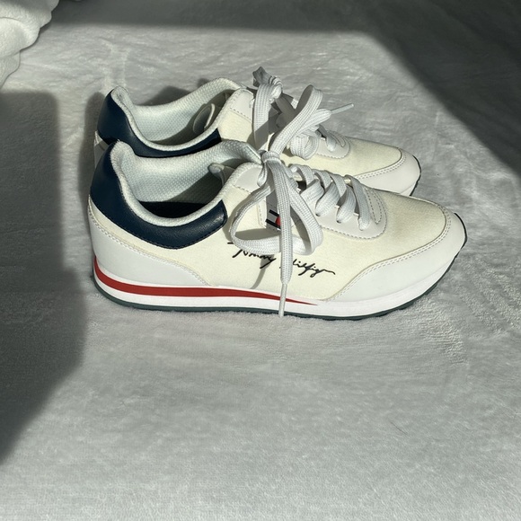 Tommy Hilfiger women’s White and Navy Sneakers - Picture 3 of 5